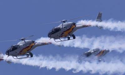 Helicópteros Eurocopter EC120 Colibrí de España, junto a la Escuadrilla Histórica B-45 Mentor de Argentina sobrevuelan conmemorando el centenario de la partida del hidroavión español Plus Ultra para cruzar por primera vez el Atlántico sureste, martes en Buenos Aires (Argentina). EFE/ Juan Ignacio Roncoroni