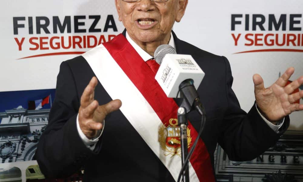 El nuevo mandatario interino de Perú, José María Balcázar, habla en una rueda de prensa este miércoles, en Lima (Perú). EFE/ STR