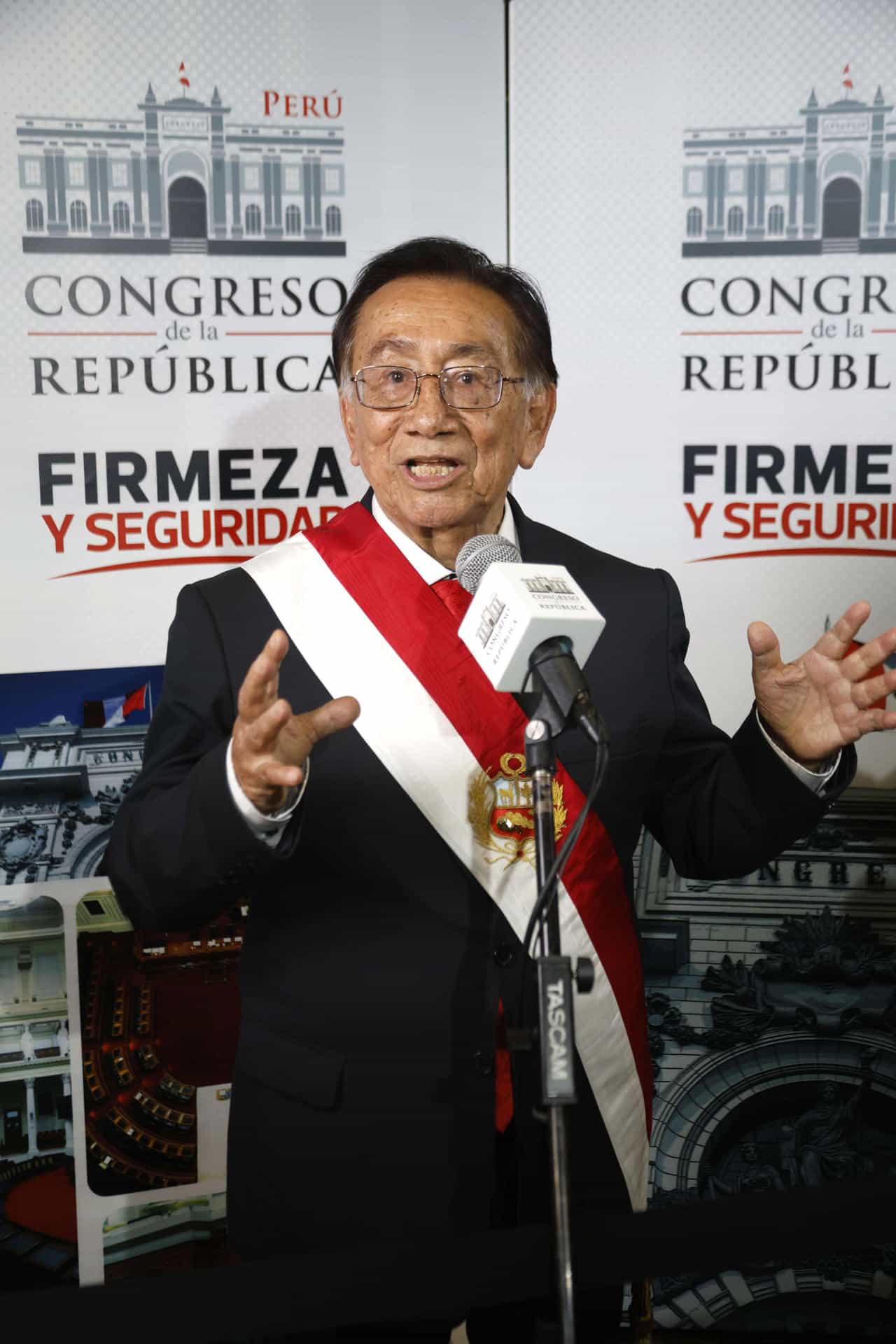 El nuevo mandatario interino de Perú, José María Balcázar, habla en una rueda de prensa este miércoles, en Lima (Perú). EFE/ STR