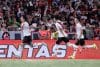 Jugadores de River Plate celebran un gol este jueves en el triunfo por 3-1 ante Banfield por el Torneo Apertura de Argentina, en el partido de despedida de Marcelo Gallardo como entrenador del club. EFE/ Juan Ignacio Roncoroni