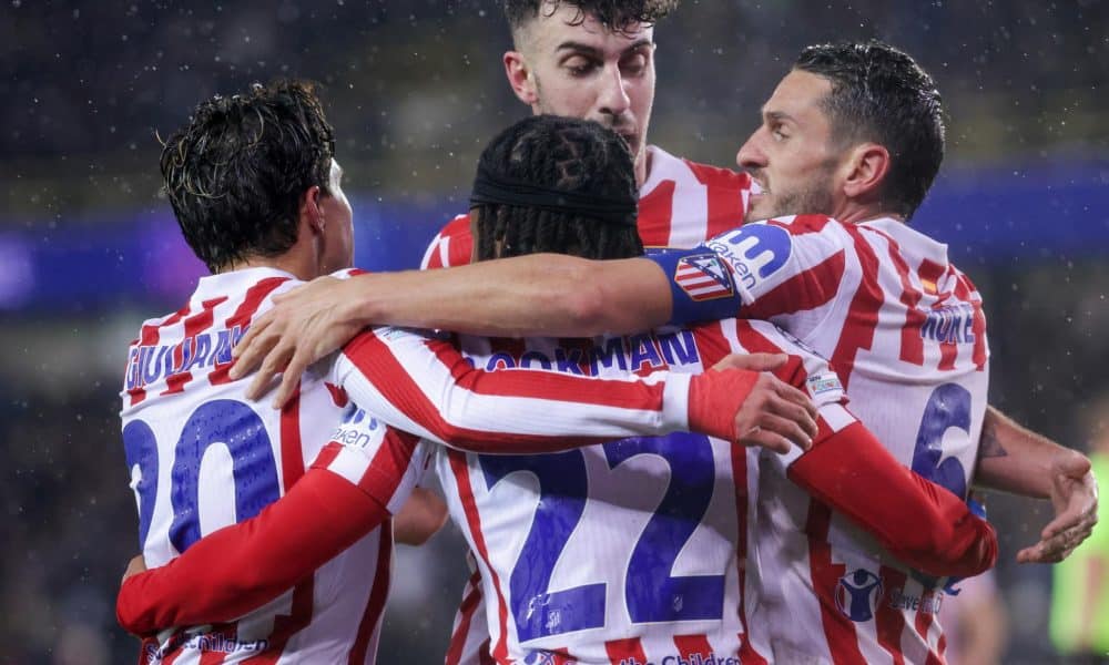 (I-D)Los jugadores del Atletico Giuliano Simeone, Koke, Ademola Lookman y Matteo Ruggeri durante el partido de la fase de acceso a octavos entre el Brujas y el Atlético de Madrid en Brujas, Bélgica.EFE/EPA/OLIVIER MATTHYS