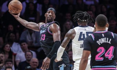 El pivote de los Miami Heat Bam Adebayo (i) en acción contra el ala-pívot de los Memphis Grizzlies GG Jackson (c) durante el partido de baloncesto de la NBA entre Miami Heat y Memphis Grizzlies en el Kaseya Center en Miami, Florida (EE.UU.). EFE/CRISTOBAL HERRERA-ULASHKEVICH PRTOHIBIDO SU USO EN SHUTTERSTOCK
