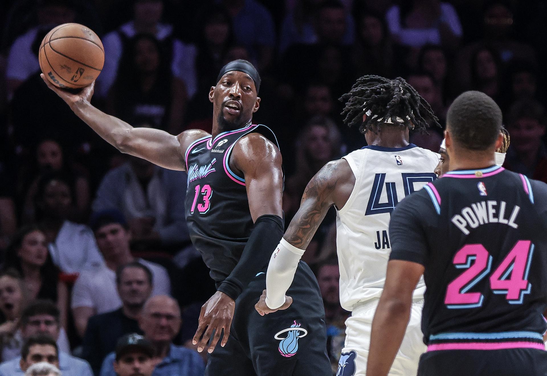 El pivote de los Miami Heat Bam Adebayo (i) en acción contra el ala-pívot de los Memphis Grizzlies GG Jackson (c) durante el partido de baloncesto de la NBA entre Miami Heat y Memphis Grizzlies en el Kaseya Center en Miami, Florida (EE.UU.). EFE/CRISTOBAL HERRERA-ULASHKEVICH PRTOHIBIDO SU USO EN SHUTTERSTOCK