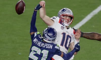 El mariscal de campo de los New England Patriots, Drake Maye (d), suelta el balón contra el cornerback de los Seattle Seahawks, Devon Witherspoon (i), durante la segunda mitad del Super Bowl LX jugado en el Levi's Stadium en Santa Clara, California (EE.UU.). EFE/CHRIS TORRES