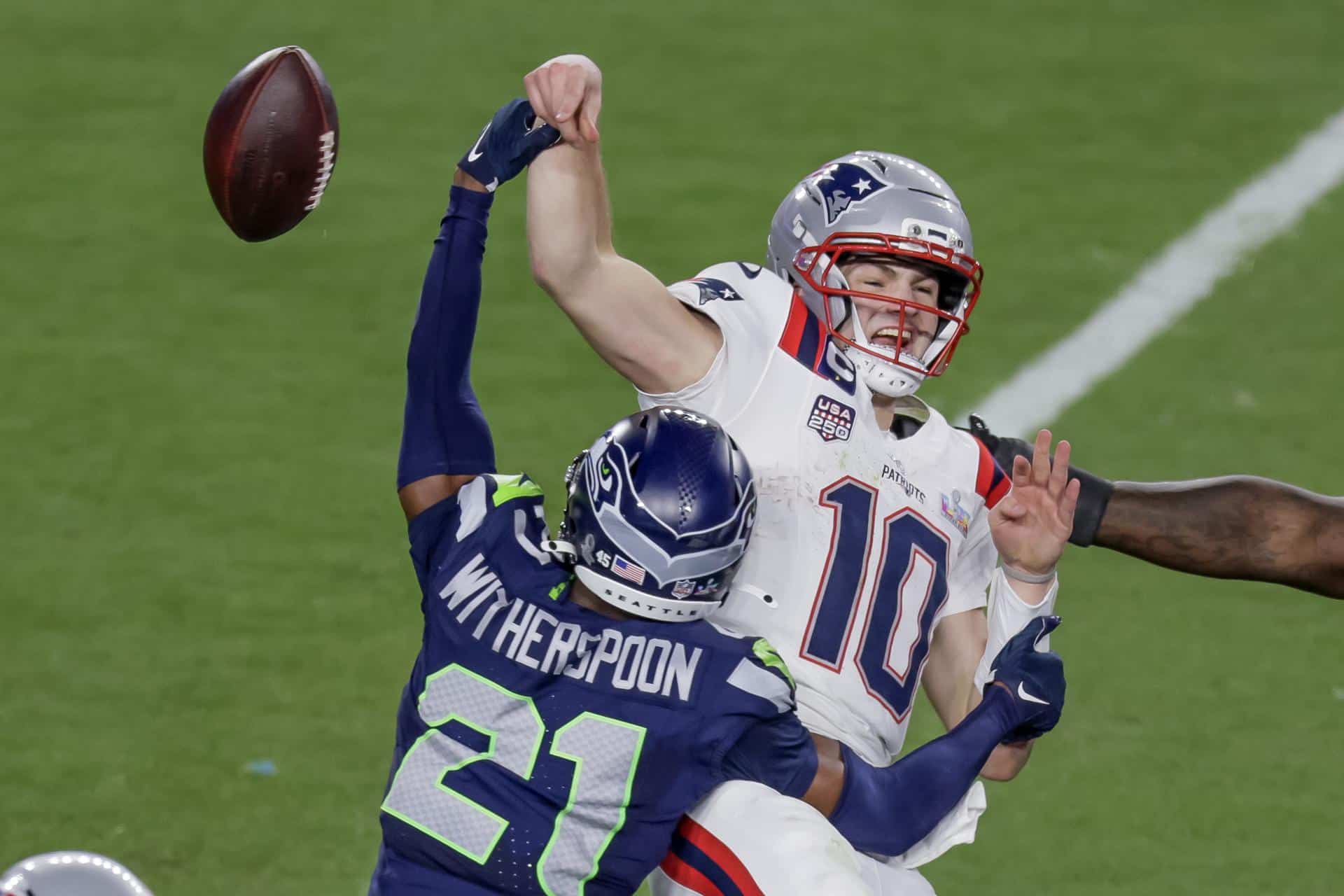 El mariscal de campo de los New England Patriots, Drake Maye (d), suelta el balón contra el cornerback de los Seattle Seahawks, Devon Witherspoon (i), durante la segunda mitad del Super Bowl LX jugado en el Levi's Stadium en Santa Clara, California (EE.UU.). EFE/CHRIS TORRES