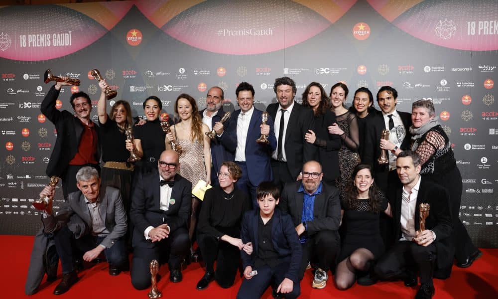 El equipo de la película 'Sirat' posa con los galardones conseguidos, tras la gala de entrega de los premios Gaudí celebrada en Barcelona. Imagen de archivo. EFE/Toni Albir