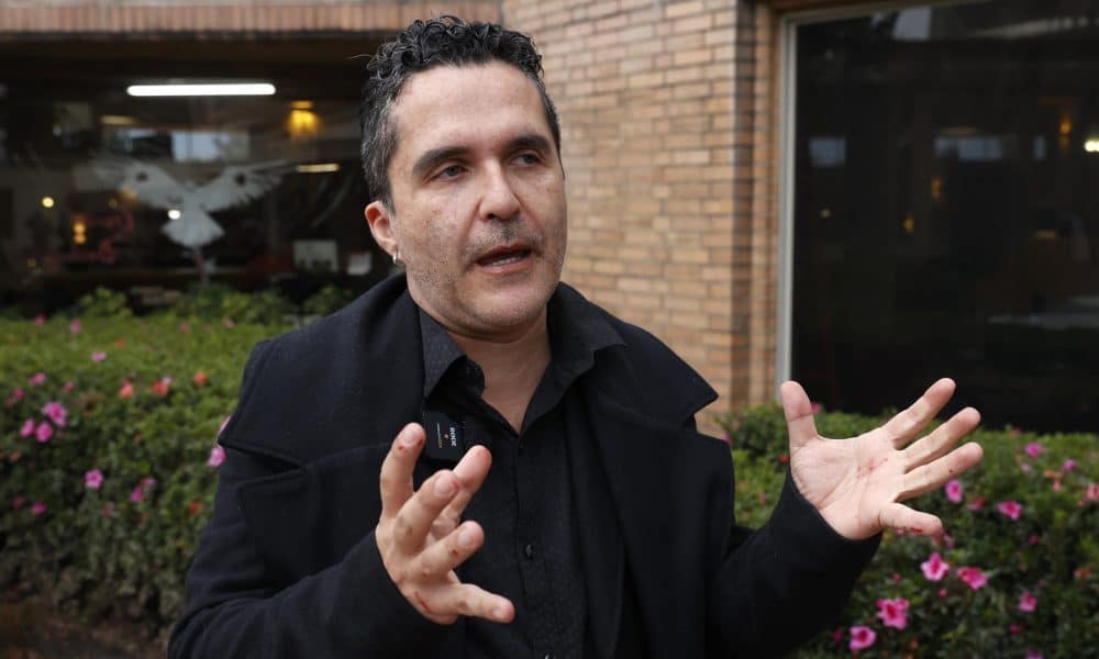 El artista colombiano, Carlos Castro Arias, habla durante una entrevista con EFE este 12 de febrero de 2026, durante la presentación de su escultura "Umbral" en Bogotá (Colombia). EFE/ Mauricio Dueñas Castañeda