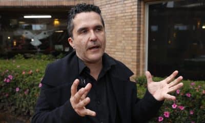 El artista colombiano, Carlos Castro Arias, habla durante una entrevista con EFE este 12 de febrero de 2026, durante la presentación de su escultura "Umbral" en Bogotá (Colombia). EFE/ Mauricio Dueñas Castañeda