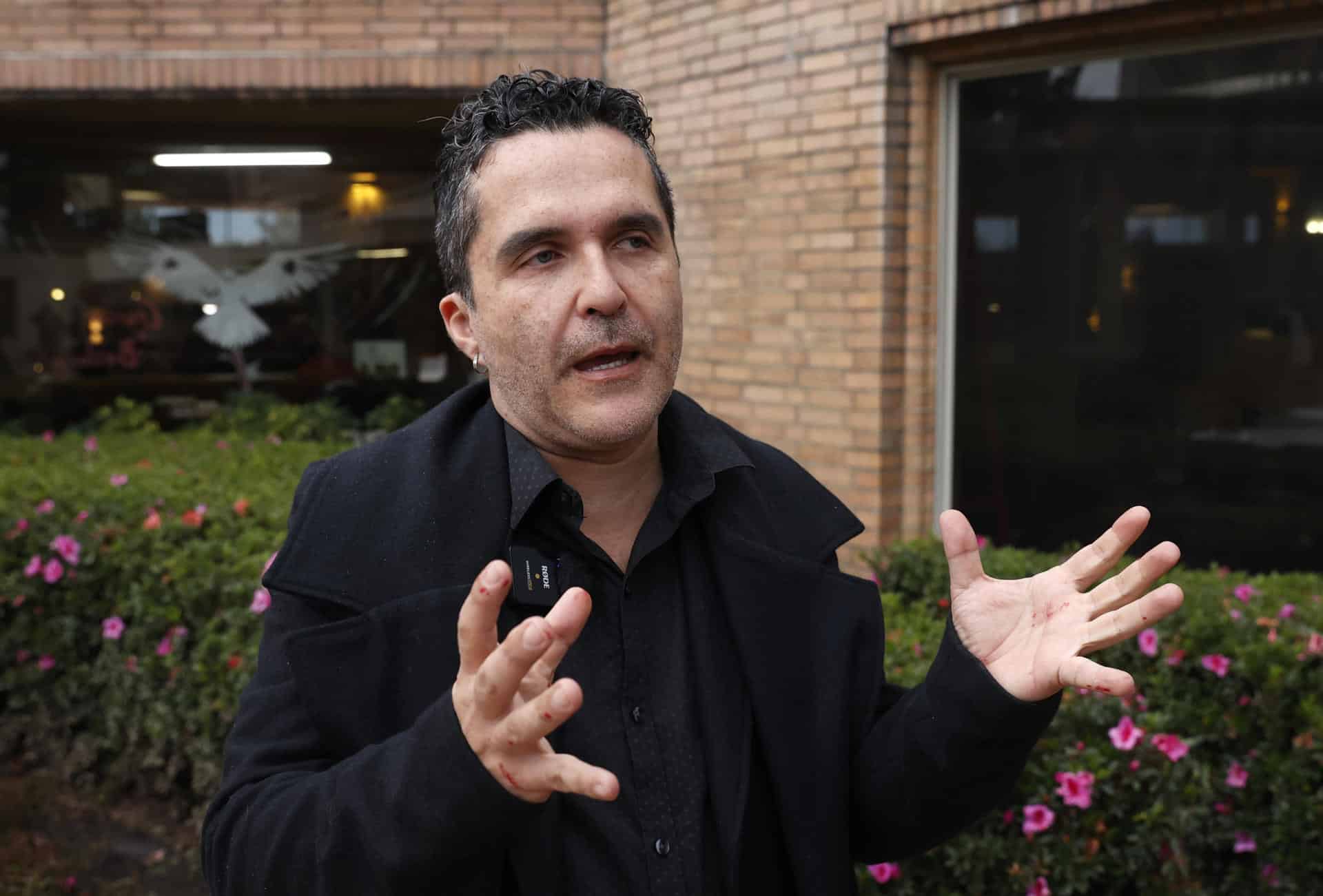 El artista colombiano, Carlos Castro Arias, habla durante una entrevista con EFE este 12 de febrero de 2026, durante la presentación de su escultura "Umbral" en Bogotá (Colombia). EFE/ Mauricio Dueñas Castañeda