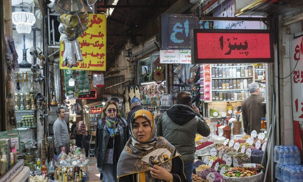 Un grupo de personas camina por el bazar de Tajrish, en el norte de Teherán, en vísperas del comienzo de Ramadán en la República Islámica de Irán. Comienza el mes sagrado del Ramadán en Irán bajo la sombra de las protestas en las que murieron miles de personas en la represión estatal y la amenaza de una intervención militar de Estados Unido, en medio del descreimiento de parte de la población con la República Islámica. EFE/ Jaime León