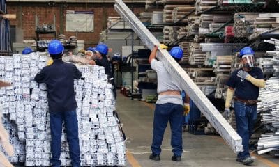 Fotografía de archivo donde se observa a trabajadores en una fábrica de aluminio en Ciudad de México (México). EFE/José Pazos
