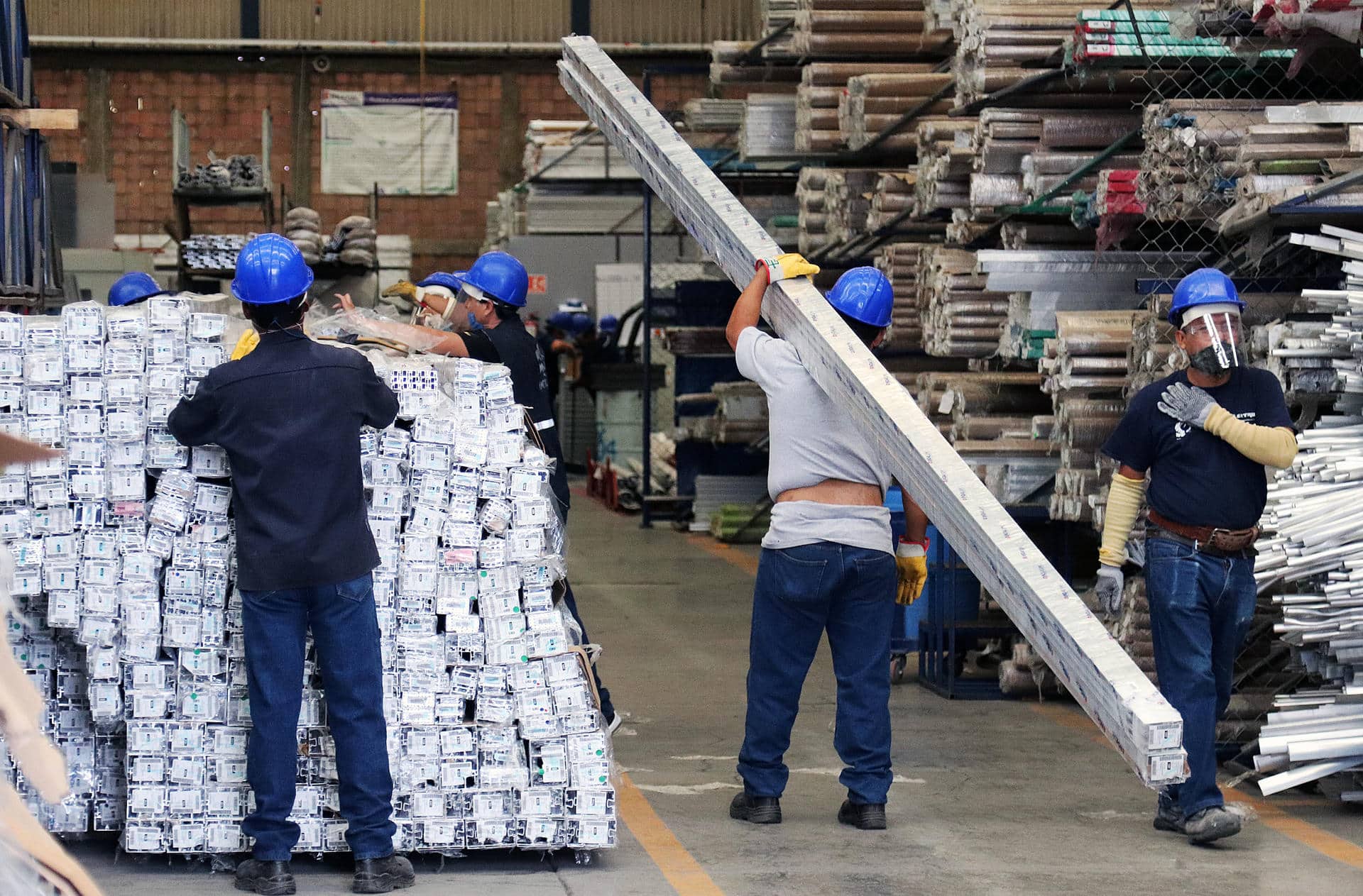 Fotografía de archivo donde se observa a trabajadores en una fábrica de aluminio en Ciudad de México (México). EFE/José Pazos