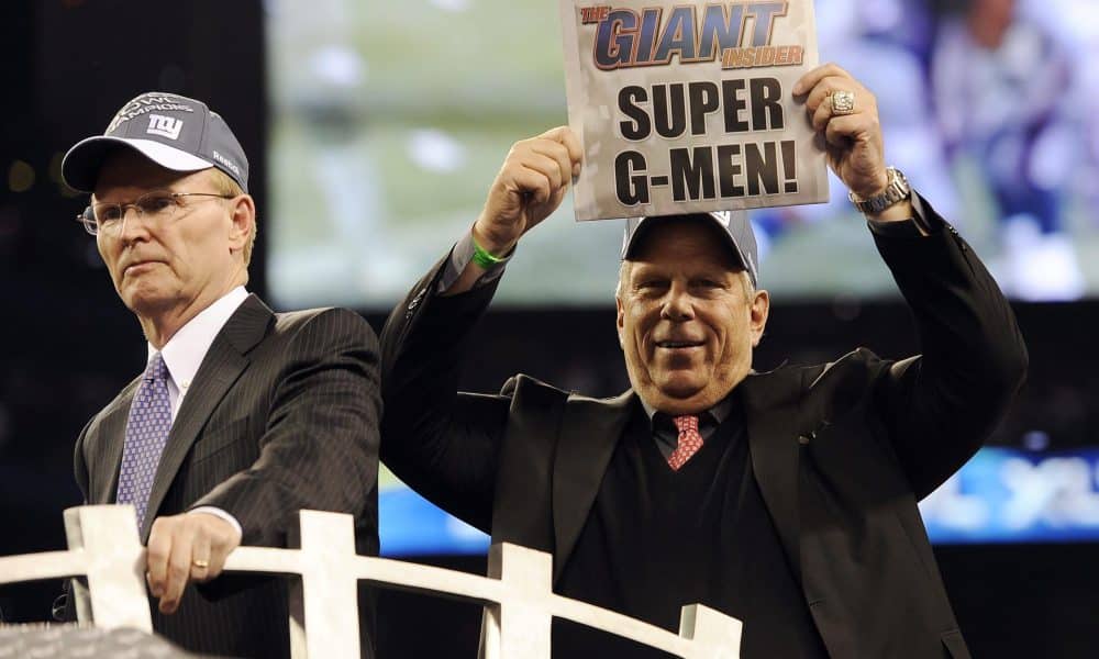 La NFL investigará la relación del copropietario de los New York Giants, Steve Tisch (d), con el fallecido traficante de menores Jeffrey Epstein. EFE/JOHN G. MABANGLO