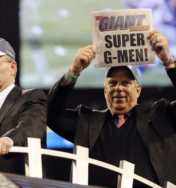 La NFL investigará la relación del copropietario de los New York Giants, Steve Tisch (d), con el fallecido traficante de menores Jeffrey Epstein. EFE/JOHN G. MABANGLO