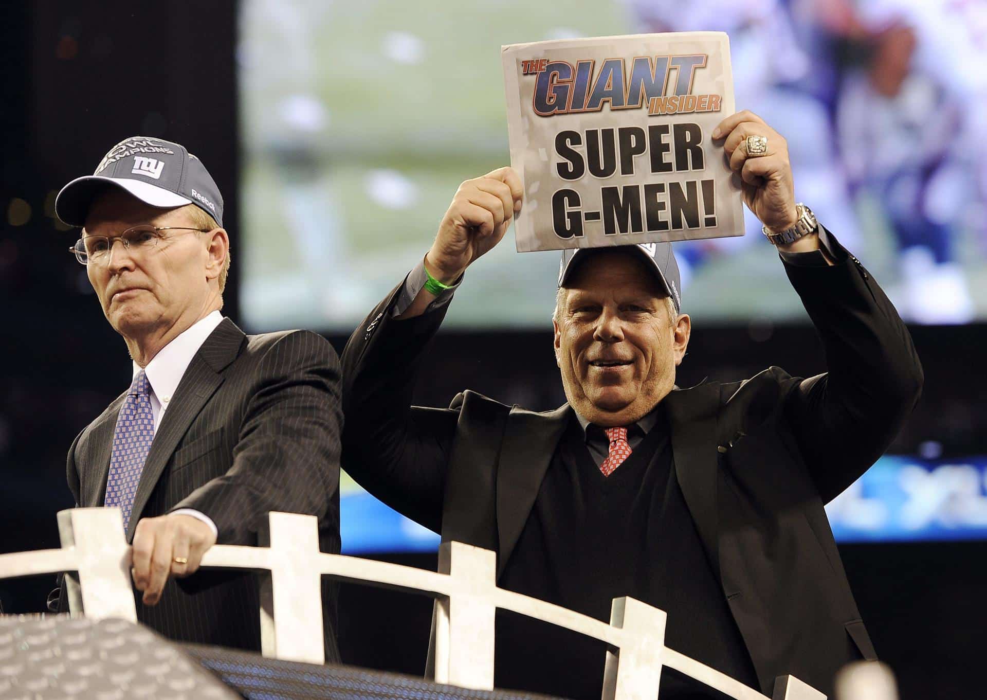 La NFL investigará la relación del copropietario de los New York Giants, Steve Tisch (d), con el fallecido traficante de menores Jeffrey Epstein. EFE/JOHN G. MABANGLO