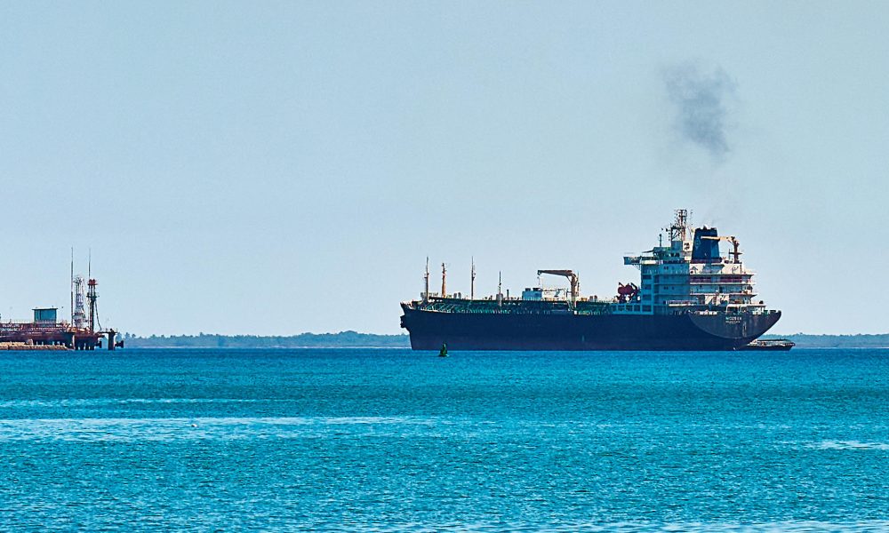 Fotografía que muestra un barco de combustibles en la bahía de Matanzas en La Habana (Cuba). EFE/ STR