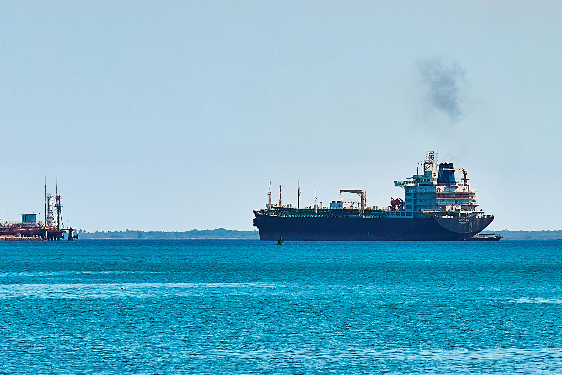 Fotografía que muestra un barco de combustibles en la bahía de Matanzas en La Habana (Cuba). EFE/ STR