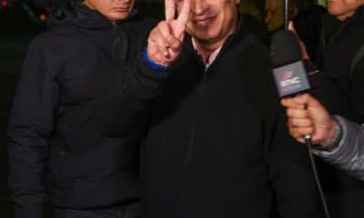 Fotografía cedida por la Presidencia de Colombia del presidente colombiano Gustavo Petro saludando este domingo, antes de viajar a EE.UU., en Bogotá (Colombia). EFE/ Presidencia de Colombia