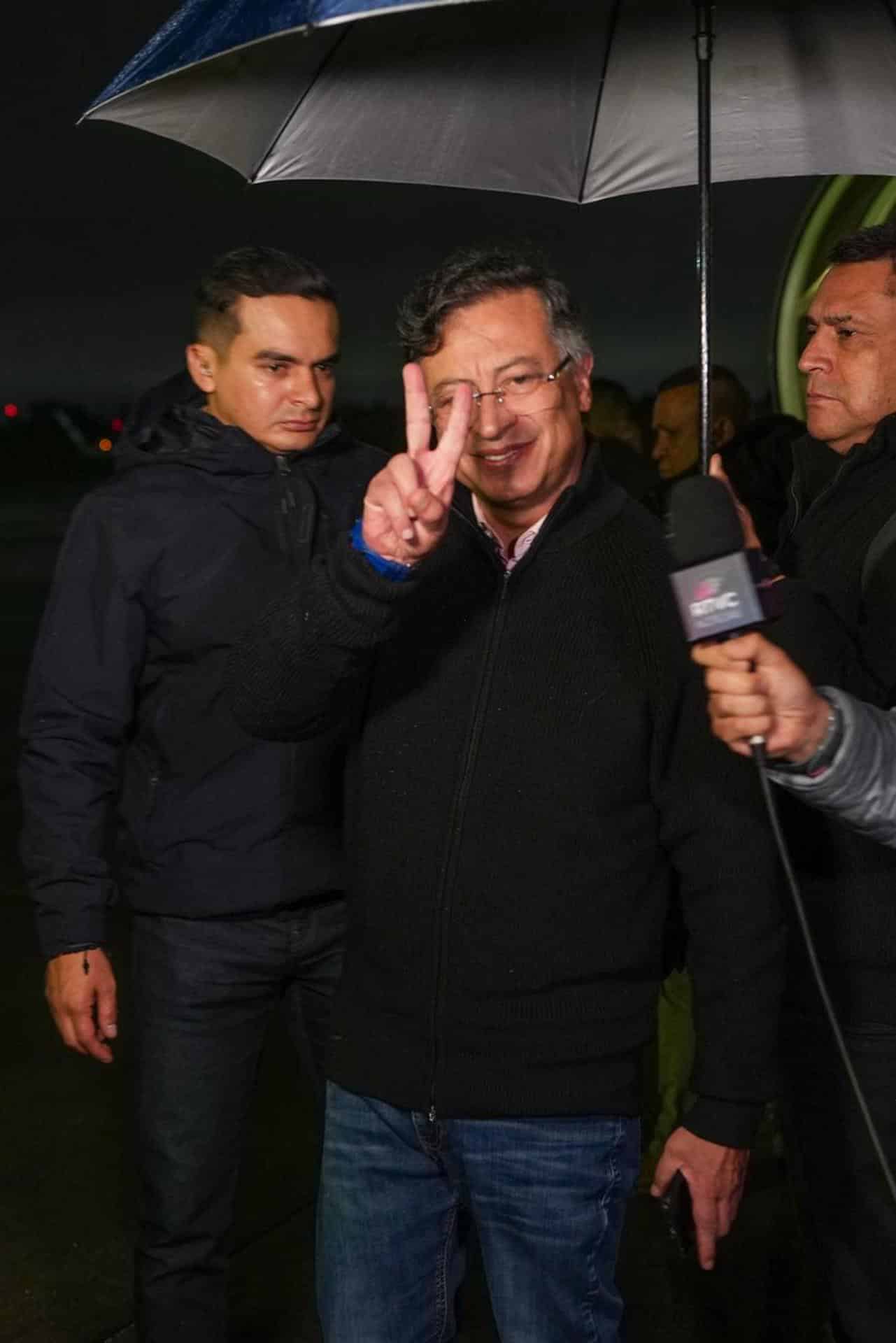 Fotografía cedida por la Presidencia de Colombia del presidente colombiano Gustavo Petro saludando este domingo, antes de viajar a EE.UU., en Bogotá (Colombia). EFE/ Presidencia de Colombia