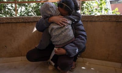 Palestinos lloran por sus familiares muertos el 4 de febrero de 2026. EFE/EPA/HAITHAM IMAD