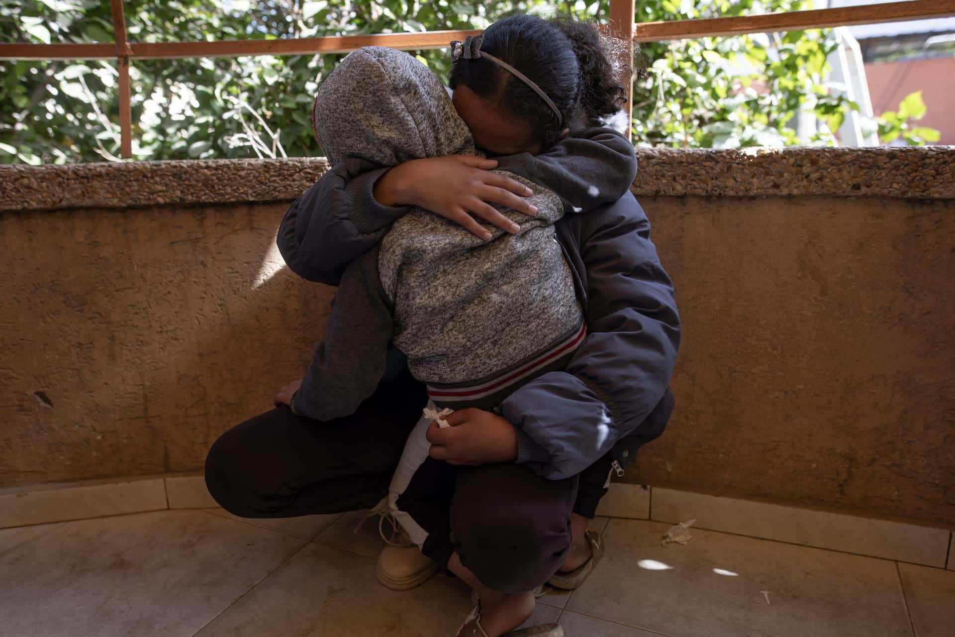 Palestinos lloran por sus familiares muertos el 4 de febrero de 2026. EFE/EPA/HAITHAM IMAD