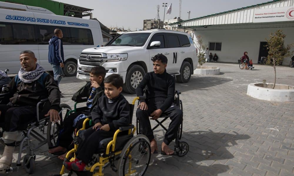 Imagen del 2 de febrero de pacientes palestinos que esperan para poder cruzar Rafah. EFE/EPA/HAITHAM IMAD