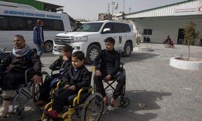 Imagen del 2 de febrero de pacientes palestinos que esperan para poder cruzar Rafah. EFE/EPA/HAITHAM IMAD