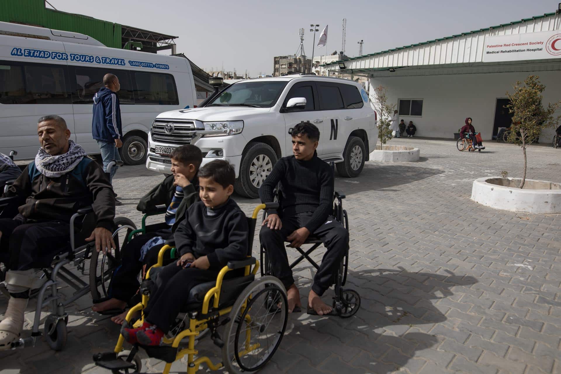 Imagen del 2 de febrero de pacientes palestinos que esperan para poder cruzar Rafah. EFE/EPA/HAITHAM IMAD