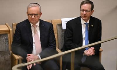 SYDNEY (Australia), 10/02/2026.- El primer ministro de Australia, Anthony Albanese, y el presidente de Israel, Isaac Herzog, durante una ceremonia religiosa en Bondi, Sídney. (Terrorista, Atentado terrorista) EFE/EPA/BIANCA DE MARCHI AUSTRALIA AND NEW ZEALAND OUT