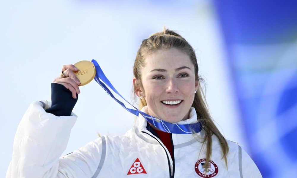 La estadounidense Mikaela Shiffrin, posiblemente la mejor esquiadora de todos los tiempos, que hizo, al fin, buenos los pronósticos al imponerse este miércoles en el eslalon de esquí alpino de los Juegos de Milán-Cortina d'Ampezzo (Italia), EFE/EPA/DANIEL DAL ZENNARO