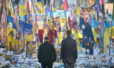 El presidente ucraniano, Volodímir Zelenski, y el secretario general de la OTAN, Mark Rutte, visitan el Monumento a la Memoria Nacional en la Plaza de la Independencia de Kiev, este martes. EFE/ Presidencia de Ucrania - SOLO USO EDITORIAL/SOLO DISPONIBLE PARA ILUSTRAR LA NOTICIA QUE ACOMPAÑA (CRÉDITO OBLIGATORIO) -
