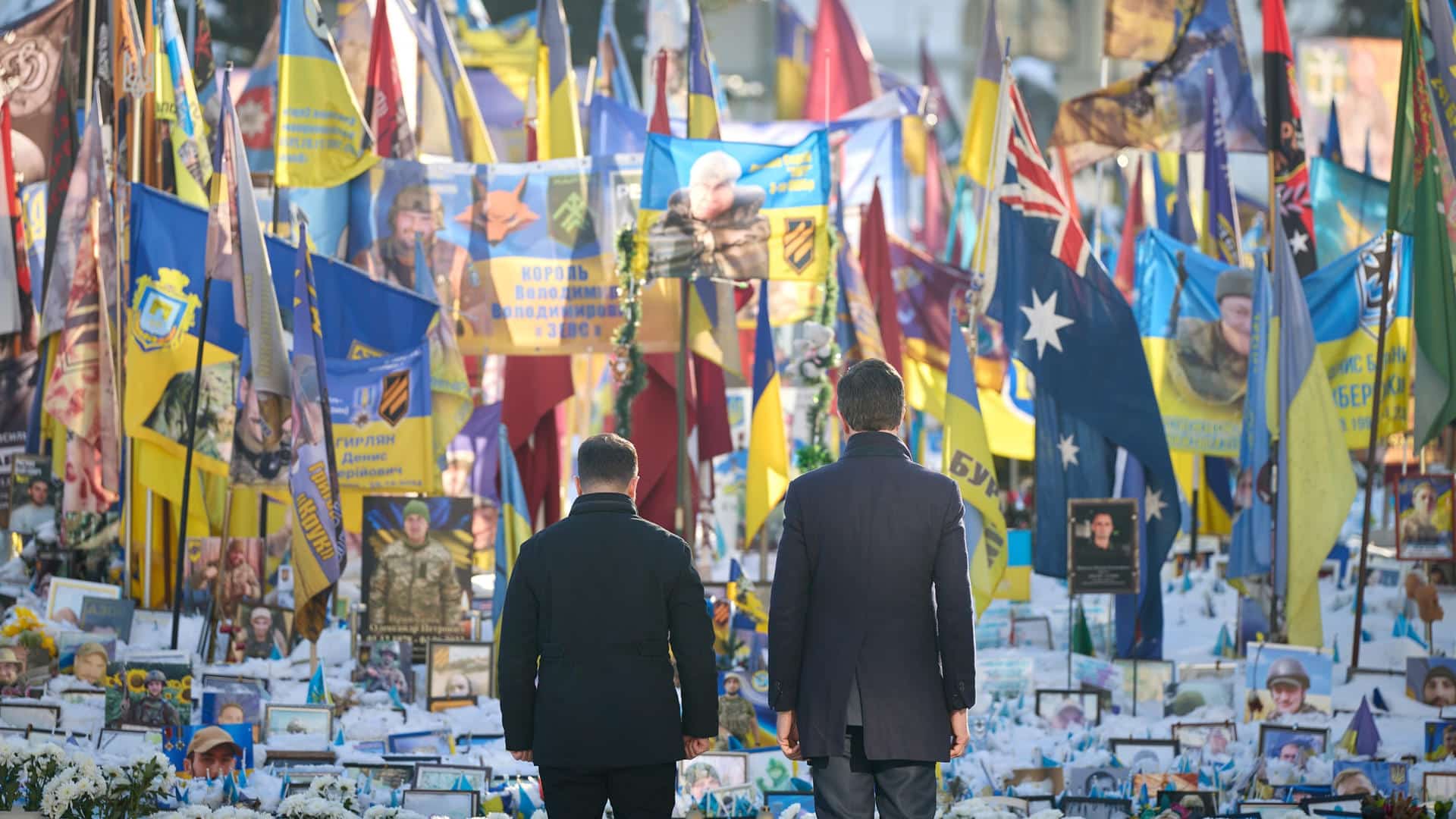 El presidente ucraniano, Volodímir Zelenski, y el secretario general de la OTAN, Mark Rutte, visitan el Monumento a la Memoria Nacional en la Plaza de la Independencia de Kiev, este martes. EFE/ Presidencia de Ucrania - SOLO USO EDITORIAL/SOLO DISPONIBLE PARA ILUSTRAR LA NOTICIA QUE ACOMPAÑA (CRÉDITO OBLIGATORIO) -