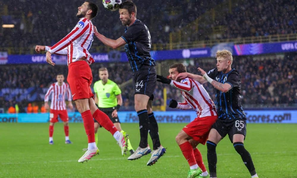 El jugador del Atlético David Hancko y el del Brujas Brandon Mechele durante el partido de la fase de acceso a octavos entre el Brujas y el Atlético de Madrid en Brujas, Bélgica. EFE/EPA/OLIVIER MATTHYS