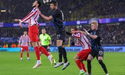 El jugador del Atlético David Hancko y el del Brujas Brandon Mechele durante el partido de la fase de acceso a octavos entre el Brujas y el Atlético de Madrid en Brujas, Bélgica. EFE/EPA/OLIVIER MATTHYS