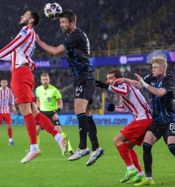 El jugador del Atlético David Hancko y el del Brujas Brandon Mechele durante el partido de la fase de acceso a octavos entre el Brujas y el Atlético de Madrid en Brujas, Bélgica. EFE/EPA/OLIVIER MATTHYS