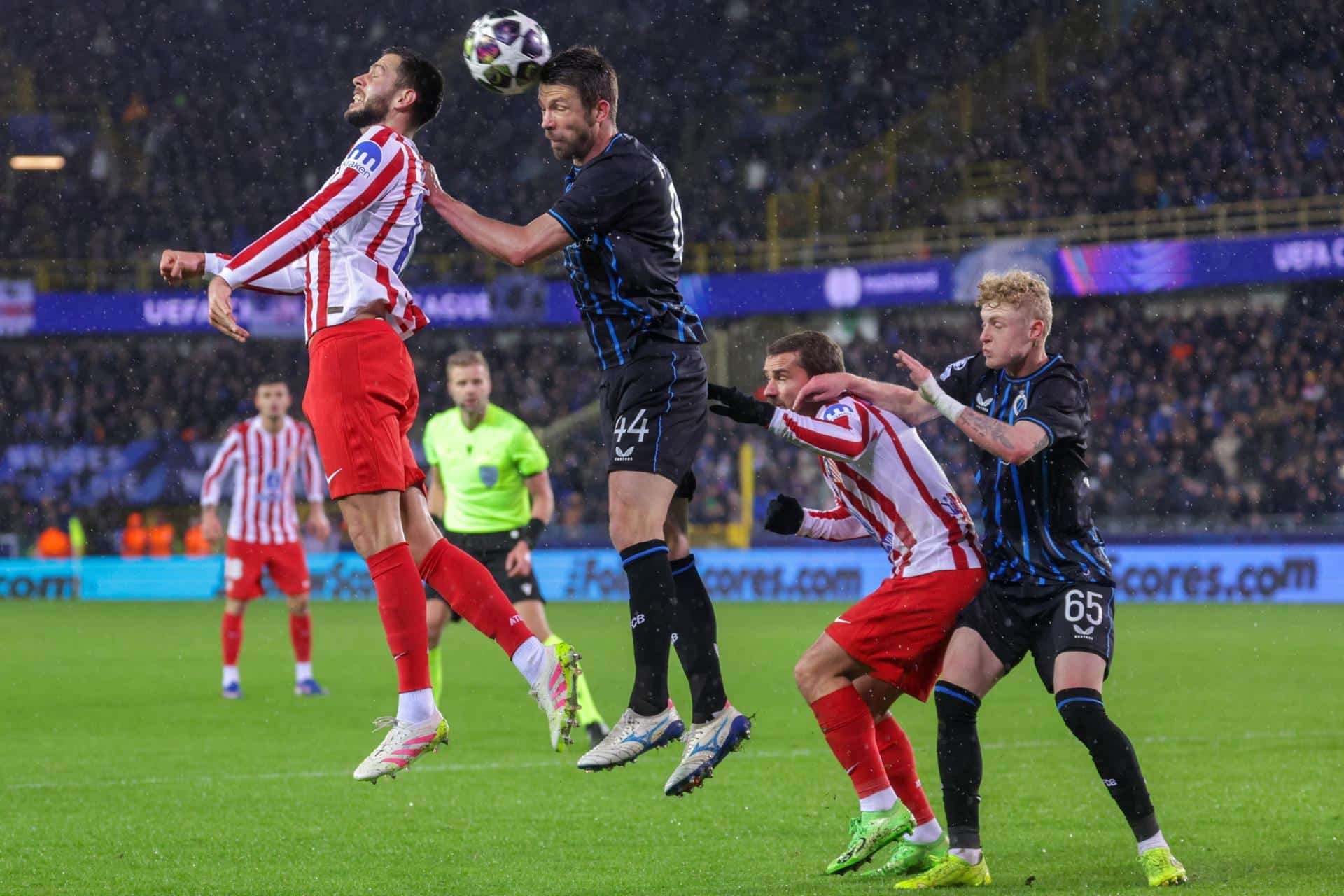 El jugador del Atlético David Hancko y el del Brujas Brandon Mechele durante el partido de la fase de acceso a octavos entre el Brujas y el Atlético de Madrid en Brujas, Bélgica. EFE/EPA/OLIVIER MATTHYS