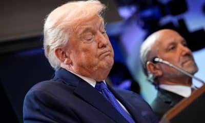 El presidente de EE.UU., Donald J. Trump, acompañado por el secretario de Comercio Howard Lutnick (R), habla sobre la decisión del Tribunal Supremo de anular la mayoría de sus aranceles durante una conferencia de prensa en la sala de prensa de la Casa Blanca en Washington, DC, EE.UU. EFE/YURI GRIPAS / POOL
 
//////////
 
Washington (USA), 20/02/2026.- US President Donald J. Trump, alongside Commerce Secretary Howard Lutnick (R), speaks about the Supreme Court's striking down of most of his tariffs during a press conference in the briefing room at the White House in Washington, DC, USA, 20 February 2026. Earlier today, the Supreme Court ruled against President Trump's tariff program. EFE/EPA/YURI GRIPAS / POOL