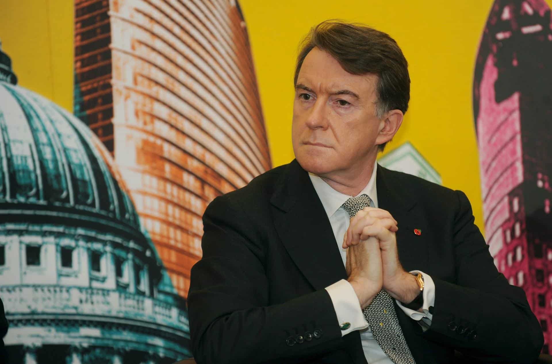 Fotografía de archivo, tomada el 29 de octubre de 2009, del exministro laborista británico Peter Mandelson. Ayer, el presidente de la Cámara de los Lores (alta), el barón Michael Forsyth de Drumlean, informó de que Mandelson deja desde este miércoles su escaño en la cámara, tras salir a la luz su estrecho vínculo con el pederasta convicto Jeffrey Epstein. EFE/Archivo/Andy Rain