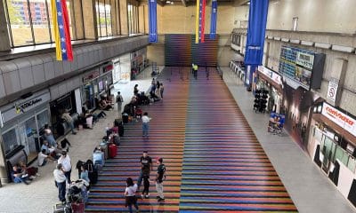 Fotografía de archivo de personas en el Aeropuerto Internacional de Maiquetía Simón Bolívar en La Guaira (Venezuela). EFE/ Ronald Peña