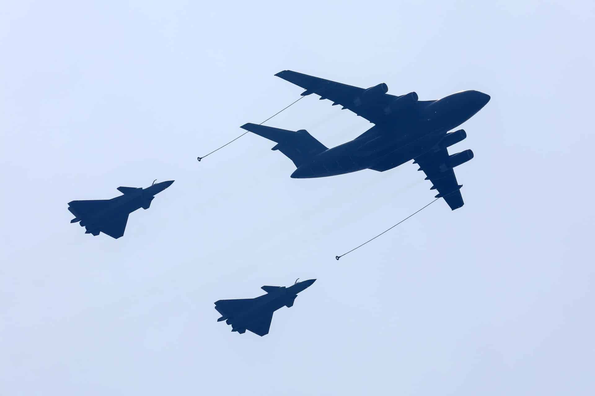 Archivo - PEKÍN (China), 03/09/2025.- Aviones de la fuerza aérea del Ejército Popular de Liberación de China vuelan en formación durante un desfile militar conmemorativo del 80 aniversario del fin de la Guerra Sino-Japonesa, conocida en China como la Guerra de Resistencia contra la agresión japonesa, y el fin de la Segunda Guerra Mundial. EFE/EPA/WU HAO