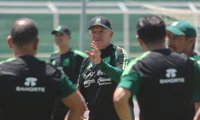 El seleccionador de México, Javier Aguirre (c), habla durante un entrenamiento. Imagen de archivo. EFE/ Juan Carlos Torrejón