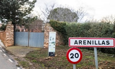 SORIA, 11/02/2026.- Vista del cartel que anuncia la llegada al pequeño municipio soriano de Arenillas. Arenillas, de tan solo 40 habitantes, continúa con su particular lucha contra la despoblación con una oferta, que ya supera las 100 solicitudes en menos de una semana, y que incluye vivienda gratis, empleo de albañil y la regencia del bar del pueblo a la familia que decida ir a vivir allí. EFE/Wifredo García Álvaro