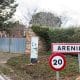 SORIA, 11/02/2026.- Vista del cartel que anuncia la llegada al pequeño municipio soriano de Arenillas. Arenillas, de tan solo 40 habitantes, continúa con su particular lucha contra la despoblación con una oferta, que ya supera las 100 solicitudes en menos de una semana, y que incluye vivienda gratis, empleo de albañil y la regencia del bar del pueblo a la familia que decida ir a vivir allí. EFE/Wifredo García Álvaro