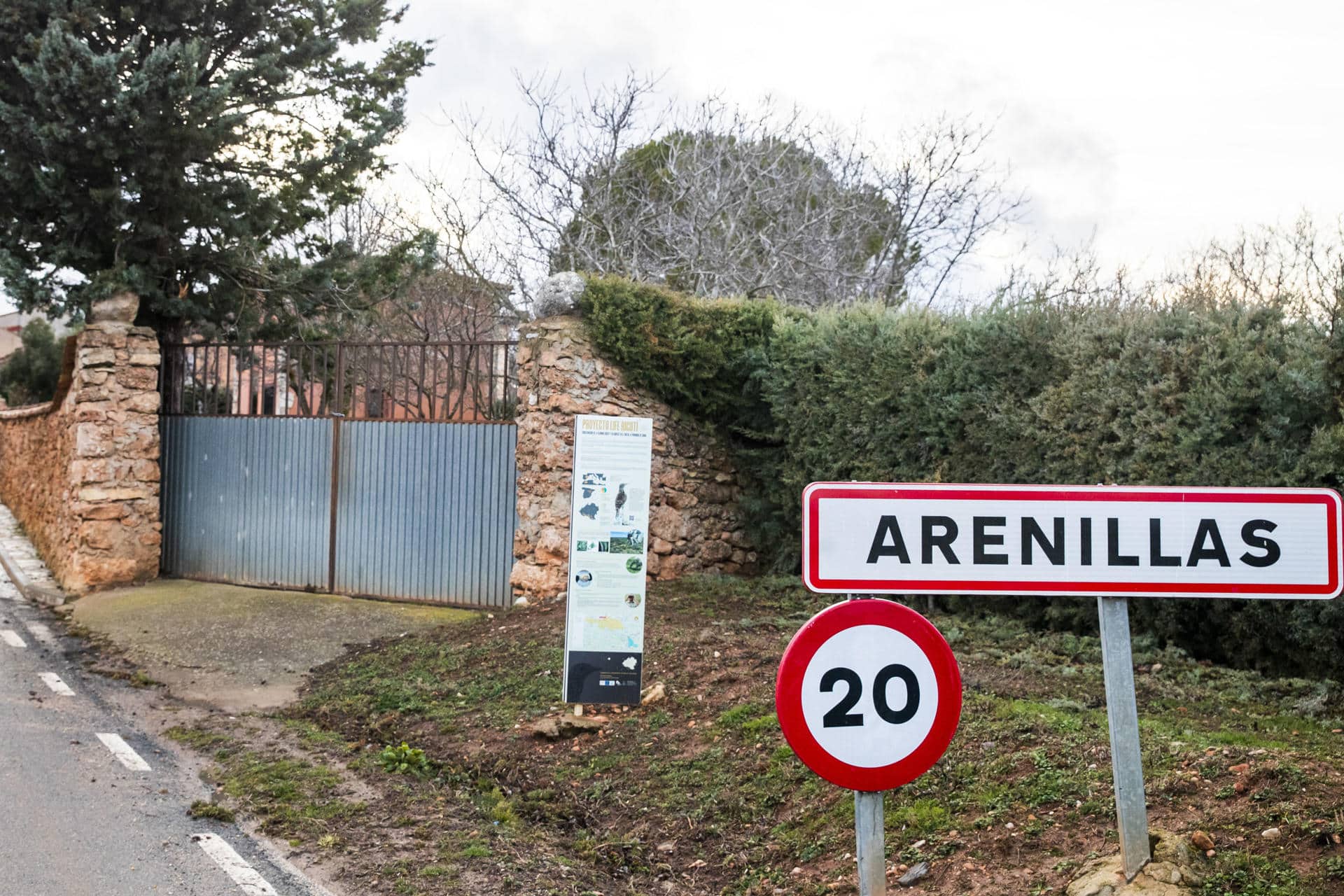 SORIA, 11/02/2026.- Vista del cartel que anuncia la llegada al pequeño municipio soriano de Arenillas. Arenillas, de tan solo 40 habitantes, continúa con su particular lucha contra la despoblación con una oferta, que ya supera las 100 solicitudes en menos de una semana, y que incluye vivienda gratis, empleo de albañil y la regencia del bar del pueblo a la familia que decida ir a vivir allí. EFE/Wifredo García Álvaro