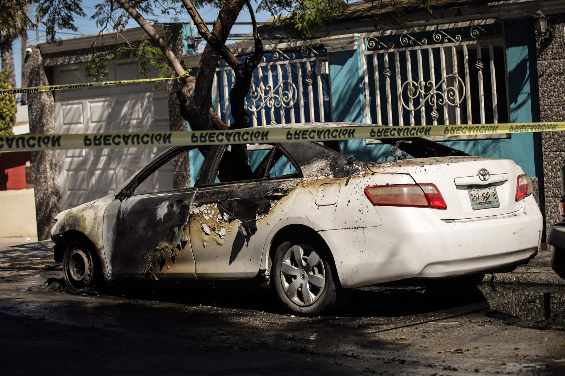 Fotografía que muestra un vehículo incendiado en Tijuana (México).  Imagen de archivo. EFE/Joebeth Terríquez