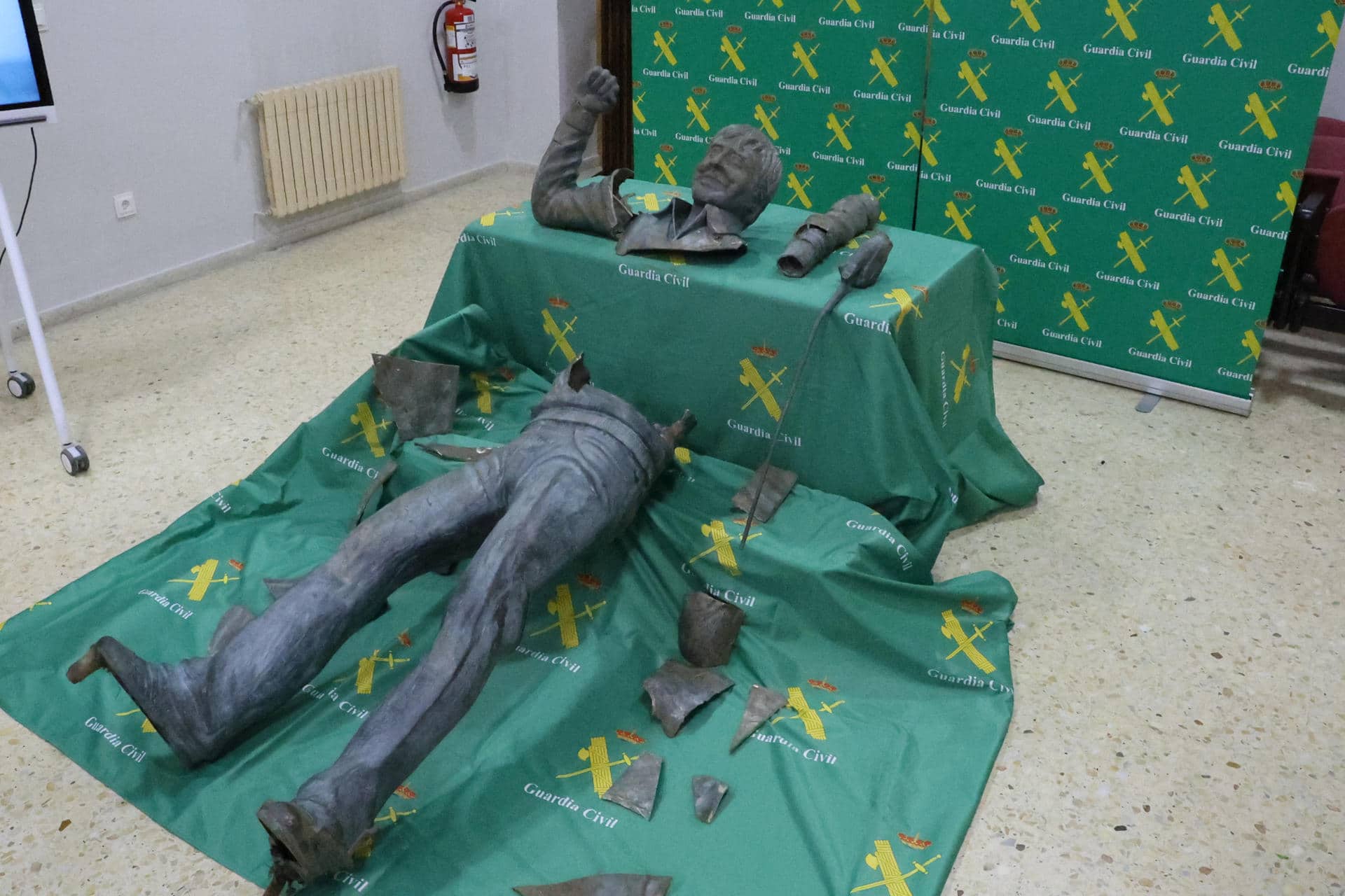 Estado en el que la Guardia Civil encontró la estatua de cobre de Severiano Ballesteros, "troceada y preparada para su venta". EFE/ Celia Agüero