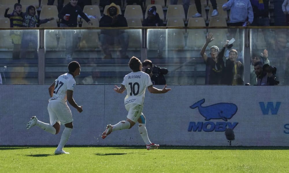 El jugador del Parma Adrian Bernabe (d) celebra un gol durante el partido de la Serie A que han jugado Parma Calcio 1913 y Hellas Verona FC en el Ennio Tardini stadium de Parma, Italia. EFE/EPA/LORENZO CATTANI