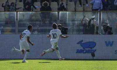 El jugador del Parma Adrian Bernabe (d) celebra un gol durante el partido de la Serie A que han jugado Parma Calcio 1913 y Hellas Verona FC en el Ennio Tardini stadium de Parma, Italia. EFE/EPA/LORENZO CATTANI