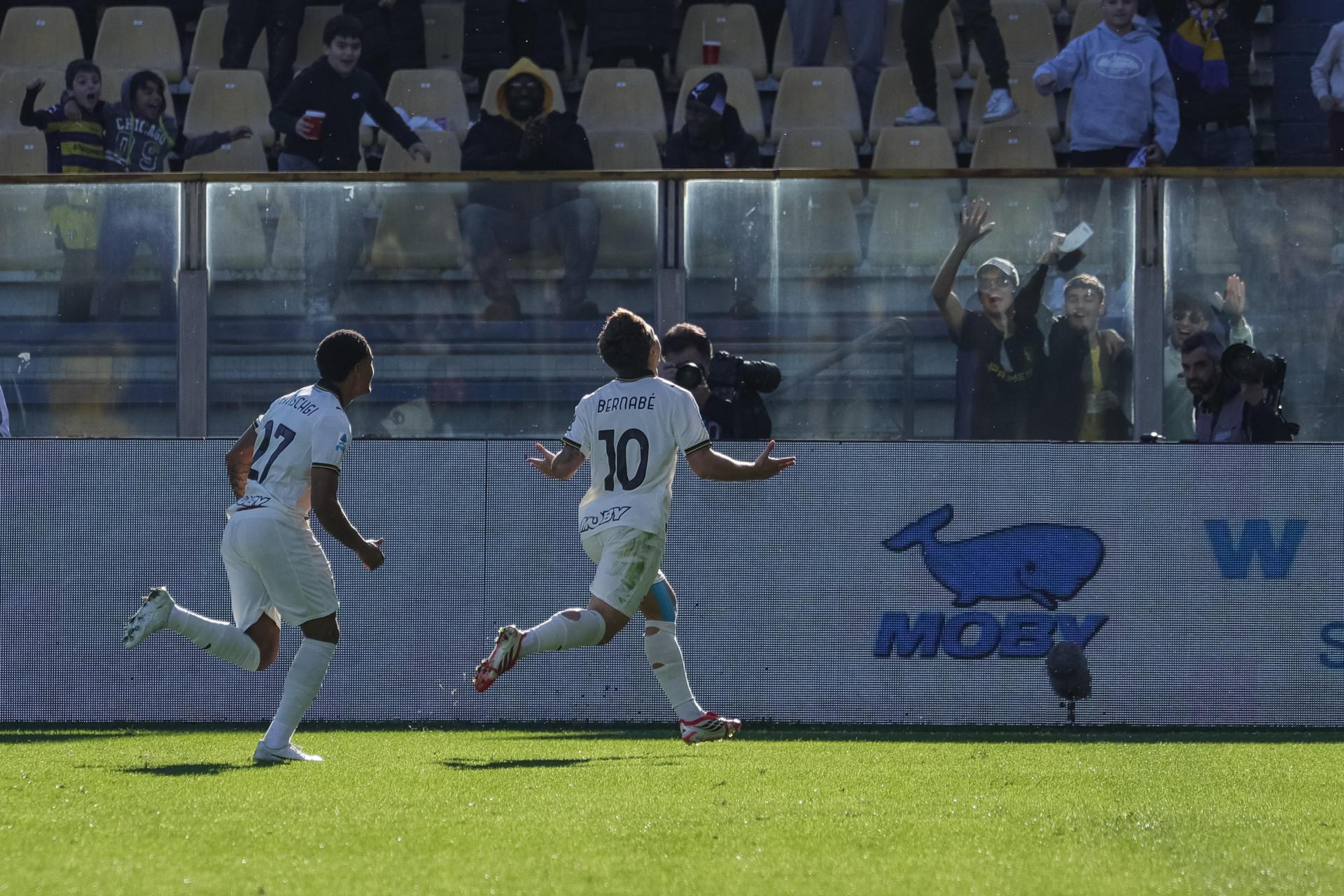 El jugador del Parma Adrian Bernabe (d) celebra un gol durante el partido de la Serie A que han jugado Parma Calcio 1913 y Hellas Verona FC en el Ennio Tardini stadium de Parma, Italia. EFE/EPA/LORENZO CATTANI