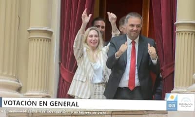 Captura de video tomada de una transmisión de la Honorable Cámara de Diputados de Argentina de la secretaria General de la Presidencia argentina, Karina Milei (i), celebrando junto al jefe de gabinete Manuel Adorni este viernes, tras la aprobación de la reforma laboral en Buenos Aires (Argentina). EFE/ Honorable Cámara de Diputados
